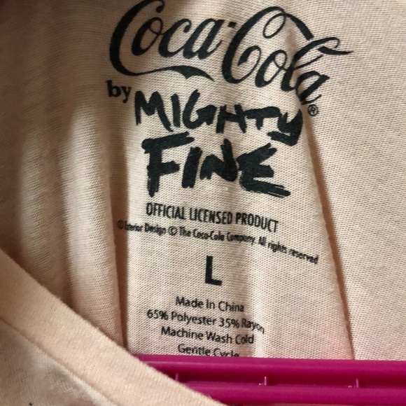 5/$25🖤 Coca Cola shirt - Picture 4 of 4